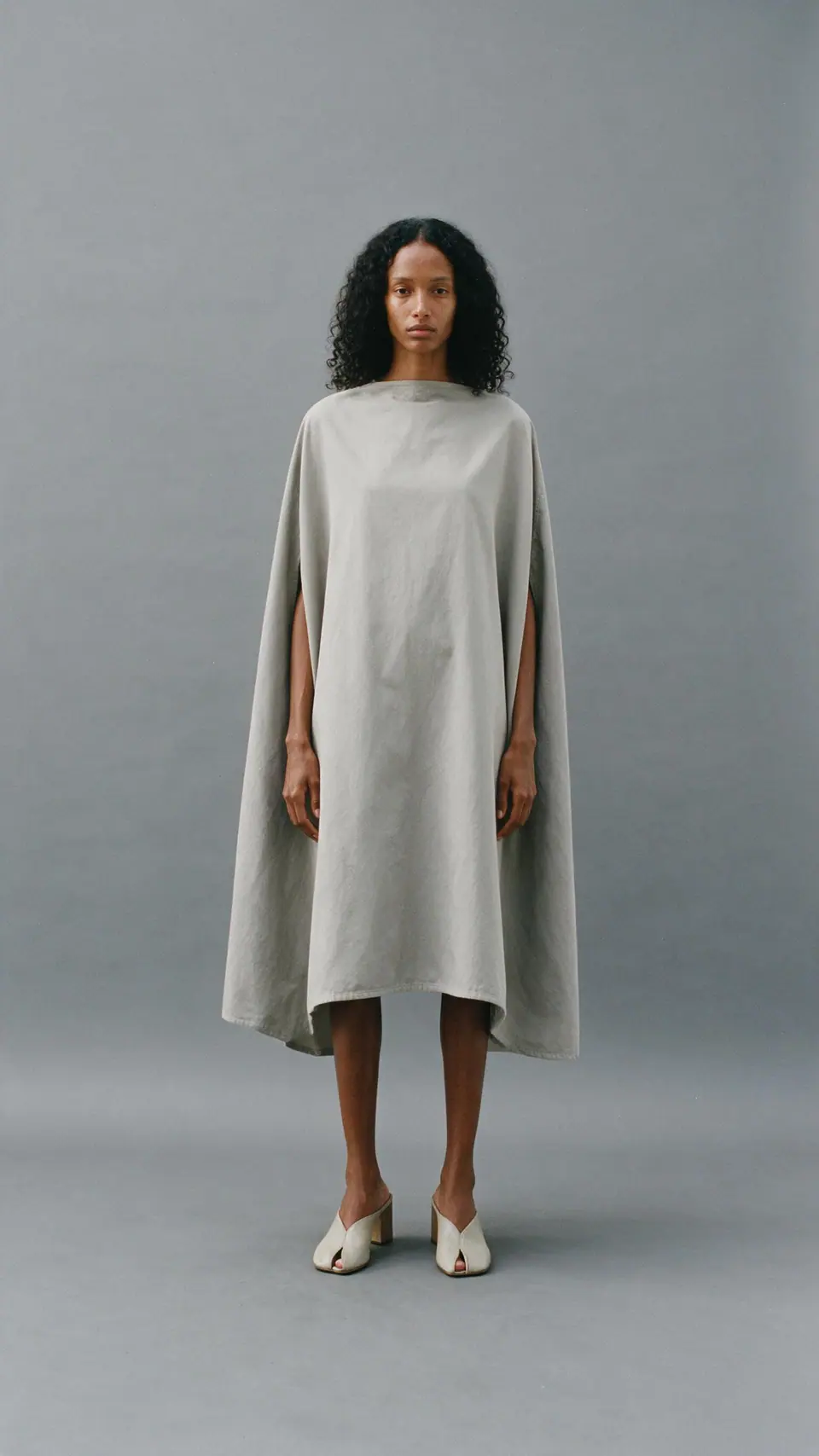 Look 49 — Rhea, rain cape