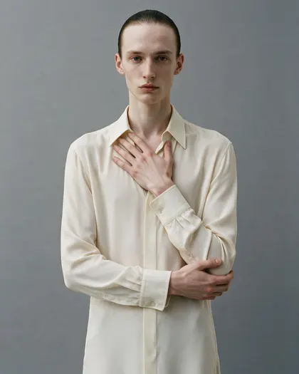 Juan Camilo Suarez — hand at the collar